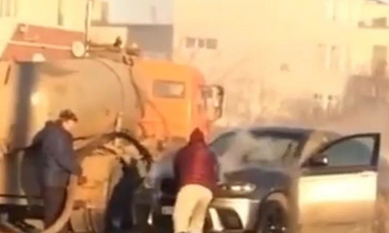 Sốc: Xe hút hầm cầu chữa cháy cực đỉnh của xe BMW giá tiền tỉ